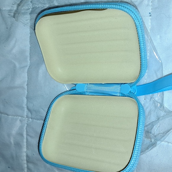 Disney Frozen hardshell zipper purse/ BUNDLE ONLY 2or more items - Picture 3 of 6